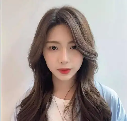 鱼尾烫发型不仅百搭还显脸小