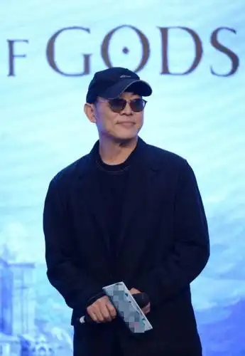 56岁李连杰近照年轻了好几岁,与之前的苍老病态判若两人