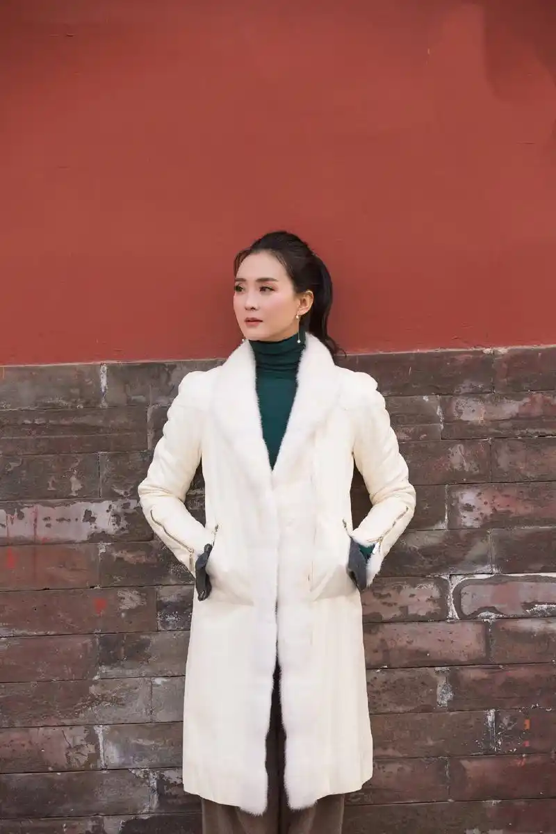 44岁王艳穿拼接大衣配阔腿裤时髦优雅,扎马尾轻松美回"晴格格"