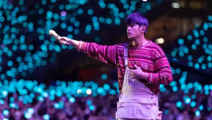 (周杰伦演唱会现场图与歌迷互动 资料来源:网络)