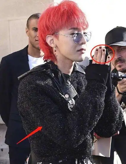 不过造型和女装并不是什么大问题,娱乐圈穿女装的男明星也不少,权志龙