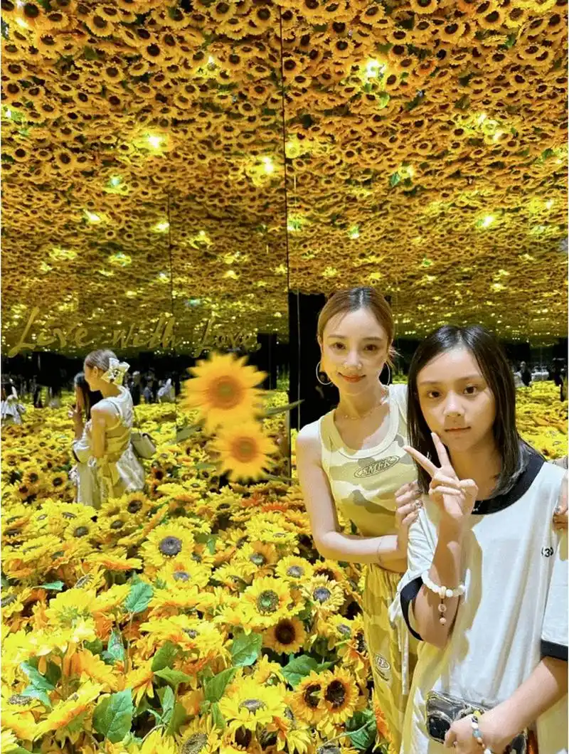 李小璐带甜馨出游超温馨,身材窈窕似初恋,高调表白在一起很幸福 .