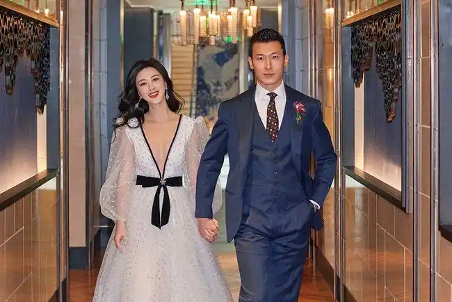 朱珠首次晒出一家三口合照,夫妇二人笑容甜蜜,宝宝在怀中熟睡