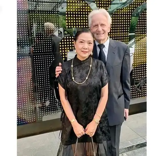 看沈丹萍与洋老公乌韦的合影看过年轻时合照那时沈丹萍真美