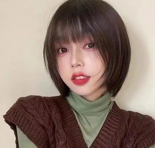 栗色发色的女士的齐肩短发直发发型,齐刘海的梨花头,是2022女士的一种