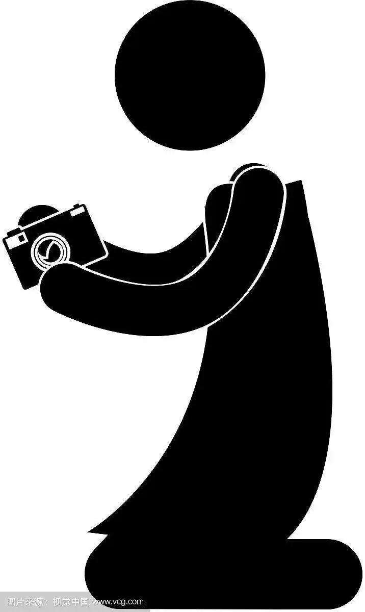 黑色剪影的人跪着拿着相机