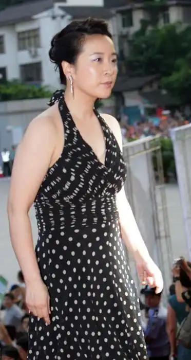 52岁陈小艺脸上几乎无皱纹但发福的身材在绿裙下挡不住