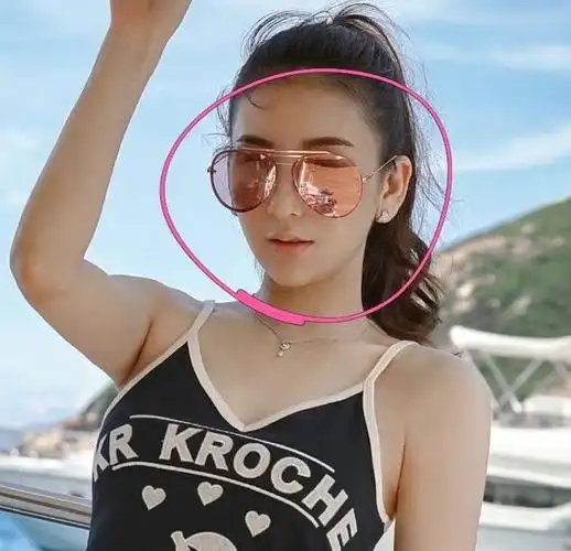 方媛晒游艇出游照,仔细看墨镜倒影,满满都是爱