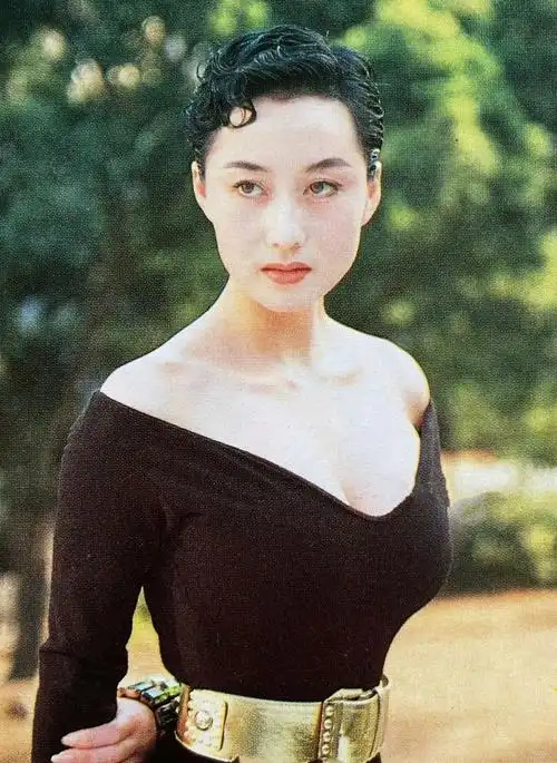 撇开巨乳利智真的美艳动人吗