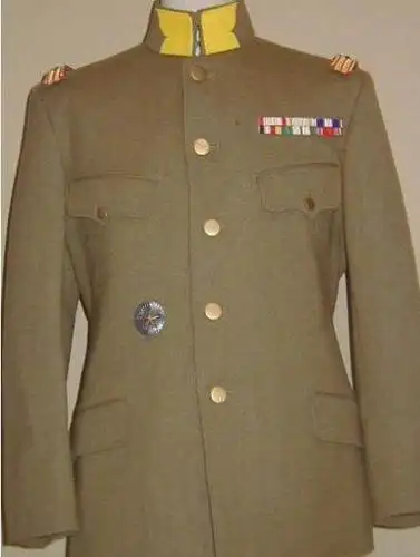 到七七事变再到淞沪会战乃至南京大屠杀日军都是穿着这种立领式军服