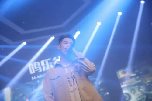 新生代说唱歌手lambert则是一位很有想法的rapper,是说唱厂牌flow