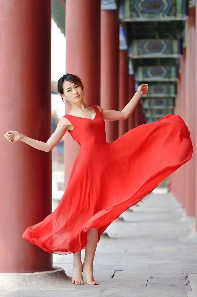 镜头下的裙摆飞舞红裙姑娘