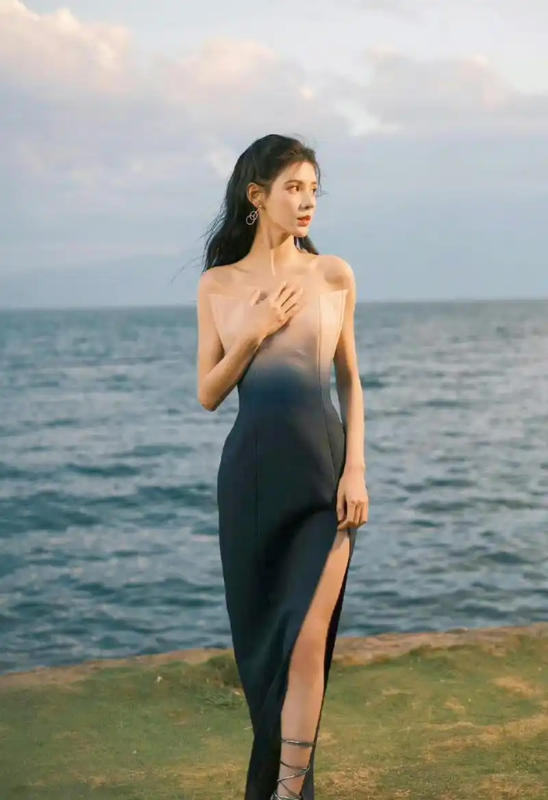 张予曦海边照片,这脸,这身材,真美