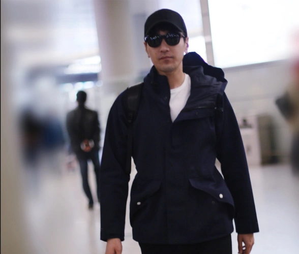 赵又廷头戴黑色棒球帽架黑色墨镜现身机场 背黑色双肩包帅气十足