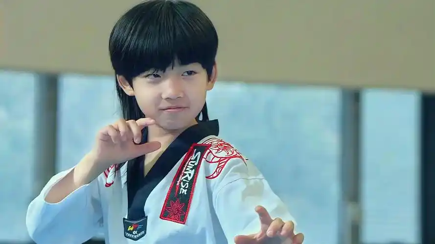 龙拳小子:老师欺负同学,不料男孩跟老师决斗,一脚踢飞老师