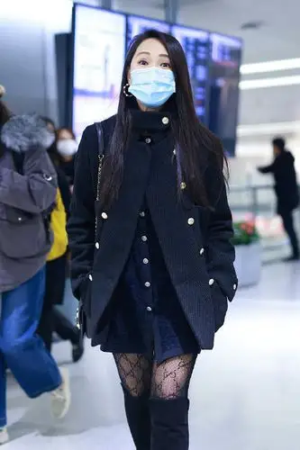 [娱乐][娱乐]明星爱街拍:#机场时尚秀# 伊能静上海,配