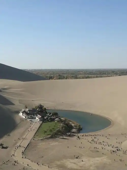 鸣沙山和月牙泉,不愧是沙漠奇观,如此荒漠,有此碧湖;沙鸣月,月映沙