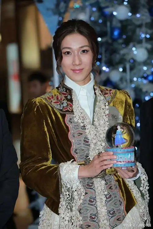 钟嘉欣,曾是tvb当家花旦,如今已经成为三个孩子的母亲,她将大部分时间