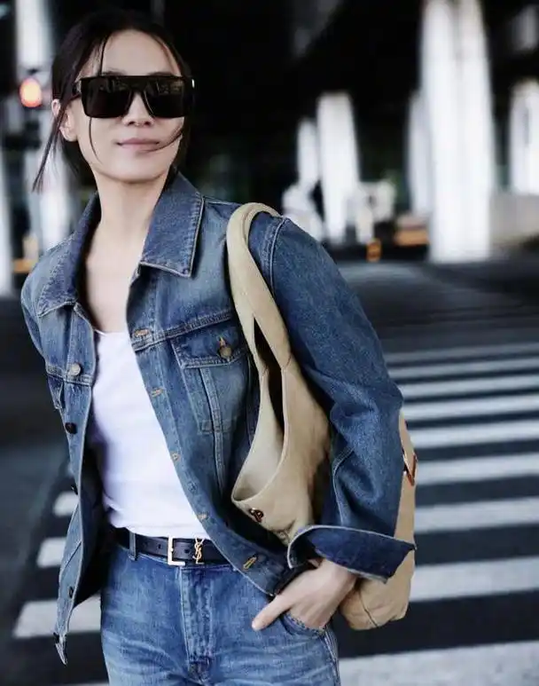 宋佳时装周街拍照曝光,白t恤牛仔服又酷又飒,曲线缩水上身平平