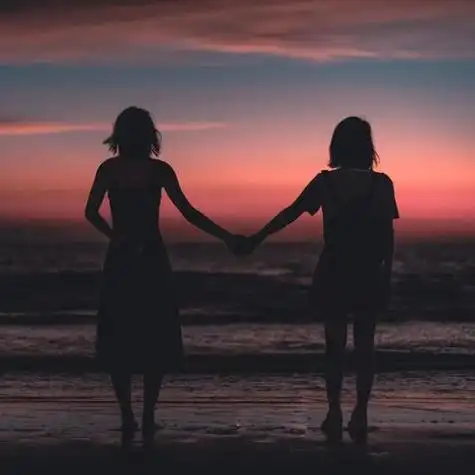 闺蜜牵手背影图片唯美头像 闺蜜头像图片大全 -【爱个性】