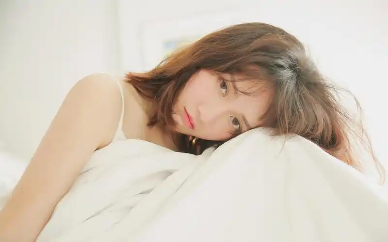 吊带睡裙背心美女居家图片-美女壁纸-高清美女图片-娟娟壁纸