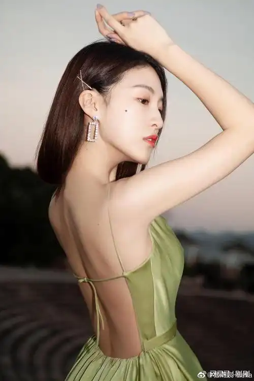 玉背小蛮腰杜雨宸|长裙|美背|写真_网易订阅