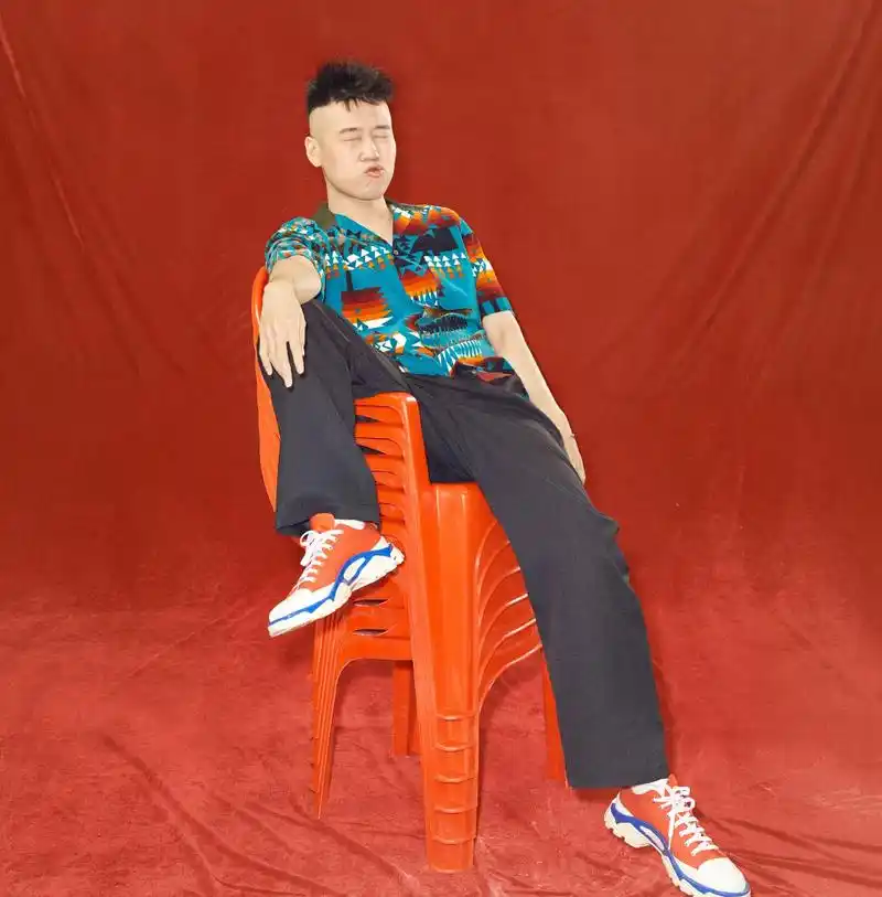 无论是穿大褂还是潮流穿搭,杨九郎双面形象都是他,好会一男的啊