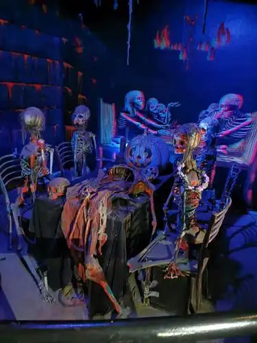 第二个去的必须是鬼屋,虽然吓人,但是我真的好喜欢