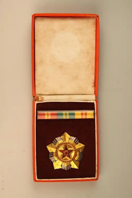 【漳平市博物馆】1955年陈开路获得的中华人民共和国二级八一勋章_文