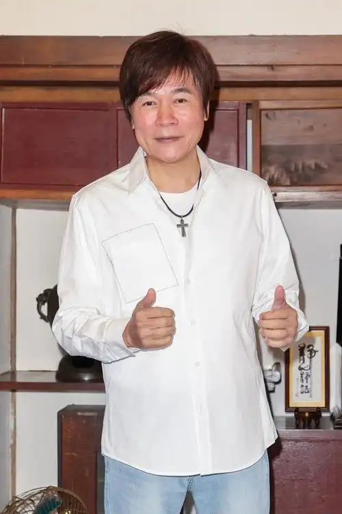 接下此回音乐总监的「董事长乐团」主唱吉董,洪荣宏,刘福助跟文夏都有