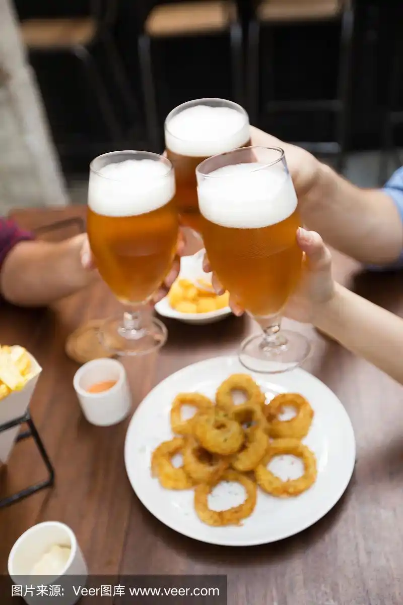 三个手碰杯啤酒的特写