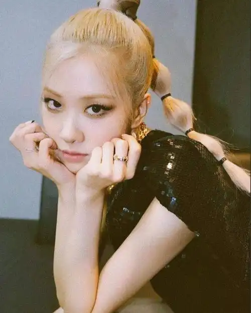 26岁朴彩英跟随韩国夫人访旧金山!穿丝绒西服扎麻花辫,把人美到