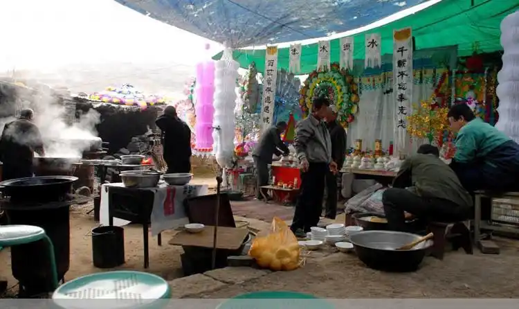 山西黄土地葬礼出殡时孝子们身上要带2个馒头