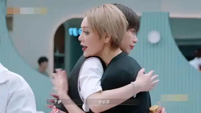 宁静也非常不舍得提醒她有时间一定要回来,李斯丹妮回身就"男友力max"