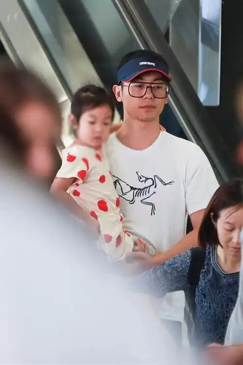 朱亚文携妻女现身沈佳妮灰t配黑裤比例真实女儿波点裙好可爱