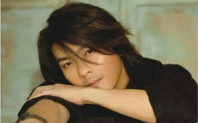 阿杜的家庭也不是很富裕的那种,有着两个姐姐和弟弟.