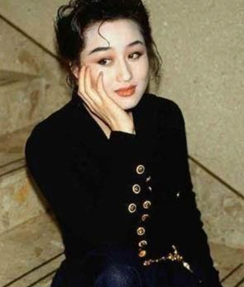 看了利智年轻时的照片我终于明白了