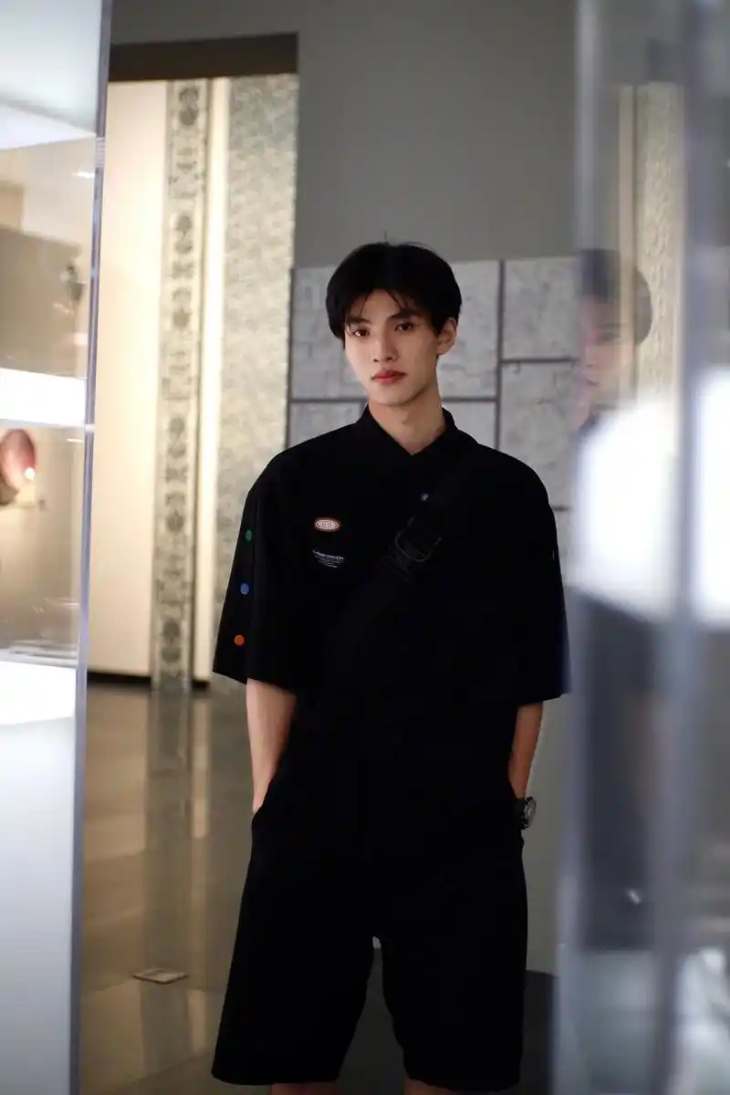 男生写真.#帅哥#这样的坚守很中国  #国庆 #颜值 #18 - 抖音