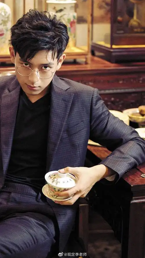 男明星戴金边眼镜,太鲨人了,禁欲系是最棒的