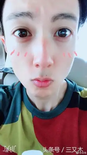 吴尊自黑晒"吴家三宝"照 网友:一看就是女儿奴 最大的宝呢?