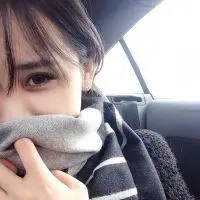 露半边脸的女生头像好看的只露半边脸女生头像图片