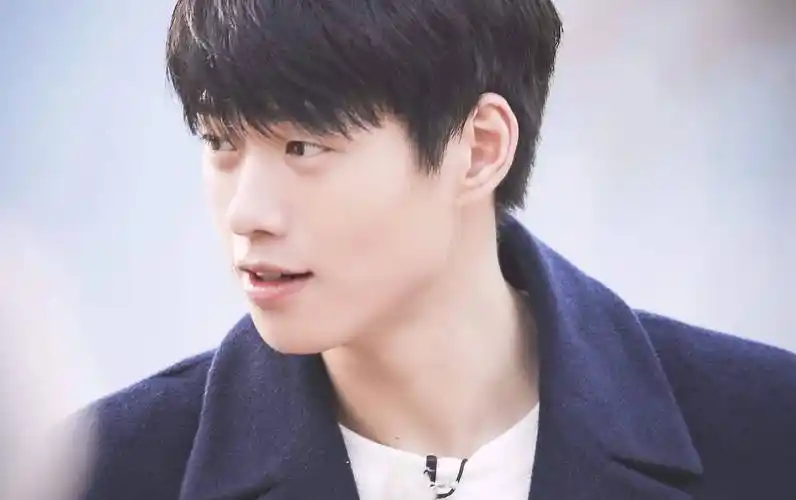 偶遇秦岚魏大勋,俩人穿黑色短袖像情侣装,网友:出一部时尚女攻略_马苏