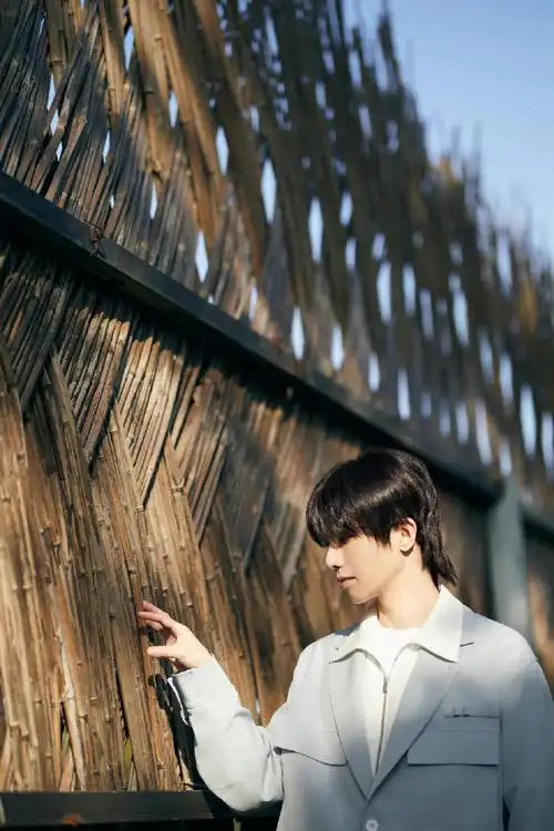 华晨宇圣诞节写真#华晨宇圣诞节写真,光影中的帅气花,"圣诞快乐"!