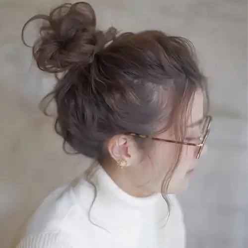 绑个自然的丸子头或是半丸子头,把绑不起来的尴尬浏海自然垂下,营造