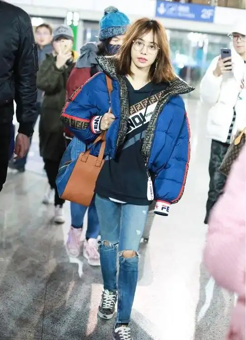 蔡依林小个子大气场穿驼色大衣搭牛仔外套走机场波波头好时髦