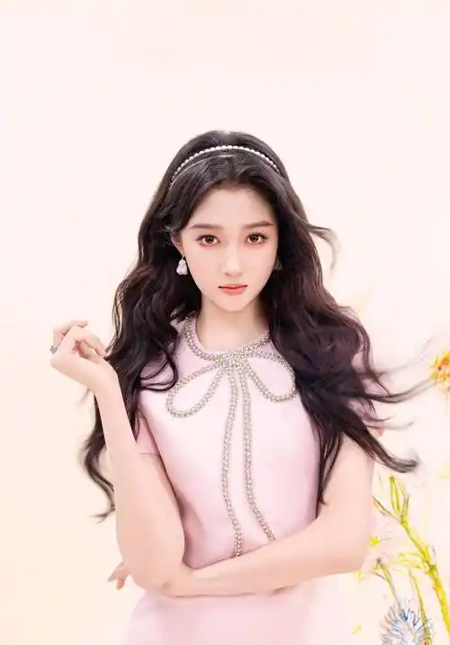 关晓彤剪短发化身知性贵妇!