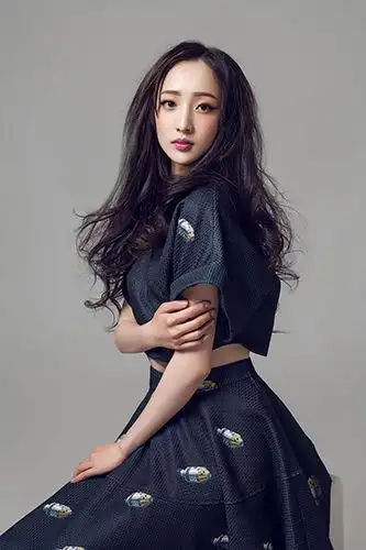 寂寞空庭春欲晚刘恬汝 《寂寞空庭春欲晚》刘恬汝"穿梭"