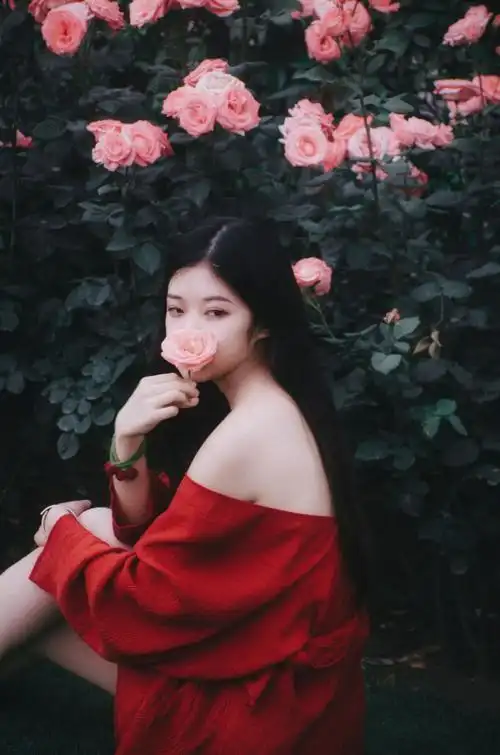 穿红衣服美女唯美