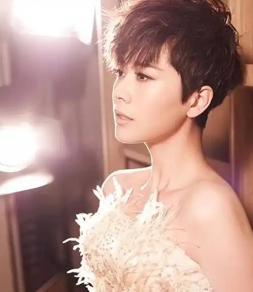 因为海清在充满美女的大学里长相很普通,经常看到其他同学事业有成