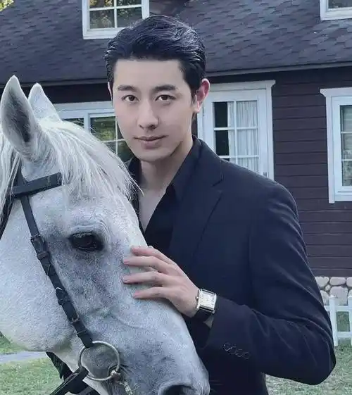 40岁的中年帅气大叔单月涨粉百万,打破大家对中年油腻的固有印象_男人